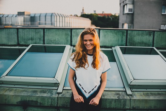 WHITE & DENIM - t-shirt z odblaskową grafiką LUMI LAJT