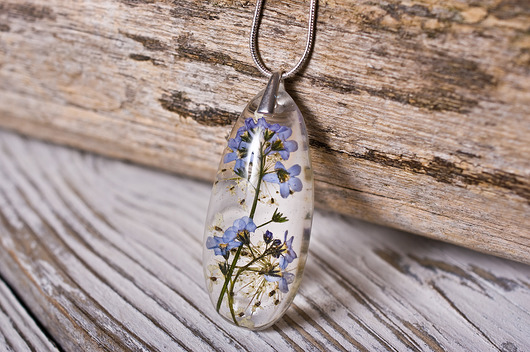 Naszyjnik z niezapominajkami w żywicy So Jewelry