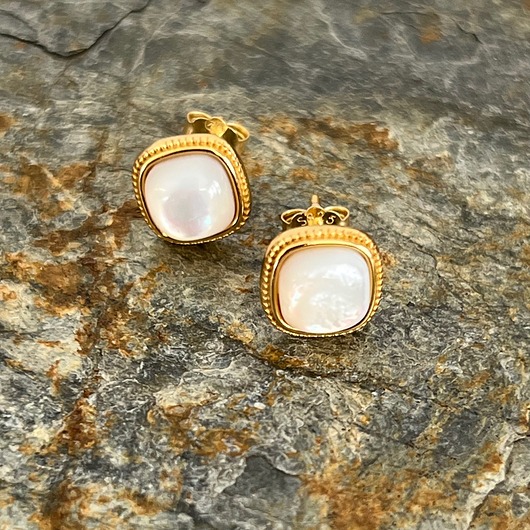 kolczyki pozłacane Kolczyki w formie kwadratów z masą perłową srebrne, pozłacane