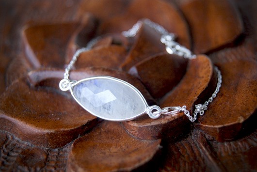 bransoletki z kamieni naturalnych Bransoletka srebrna z kamieniem księżycowym Moon