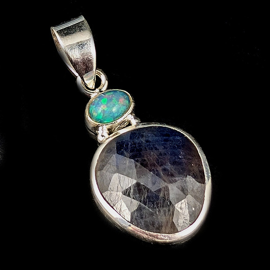 wisiory Szafir z pięknym opalem