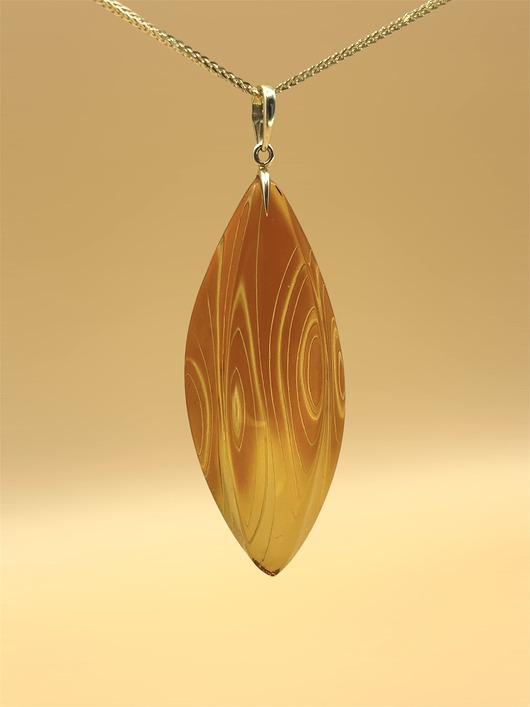 wisiory Wisiorek z ręcznie rzeźbionym bursztynem w złocie