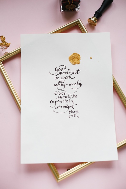 plakaty Plakat kaligrafia Good should not be weak cytat pisany atramentem