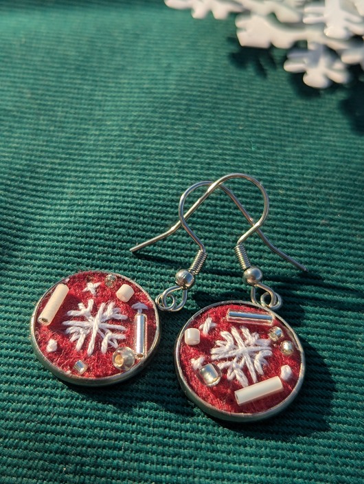 kolczyki - inne Śnieżynki - ręcznie haftowane kolczyki wiszące z koralikami