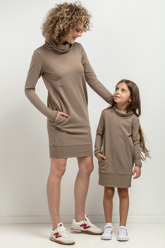 komplety damskie Komplet sukienek z kominem i kieszeniami dla mamy i córki, model 37, cappuccino