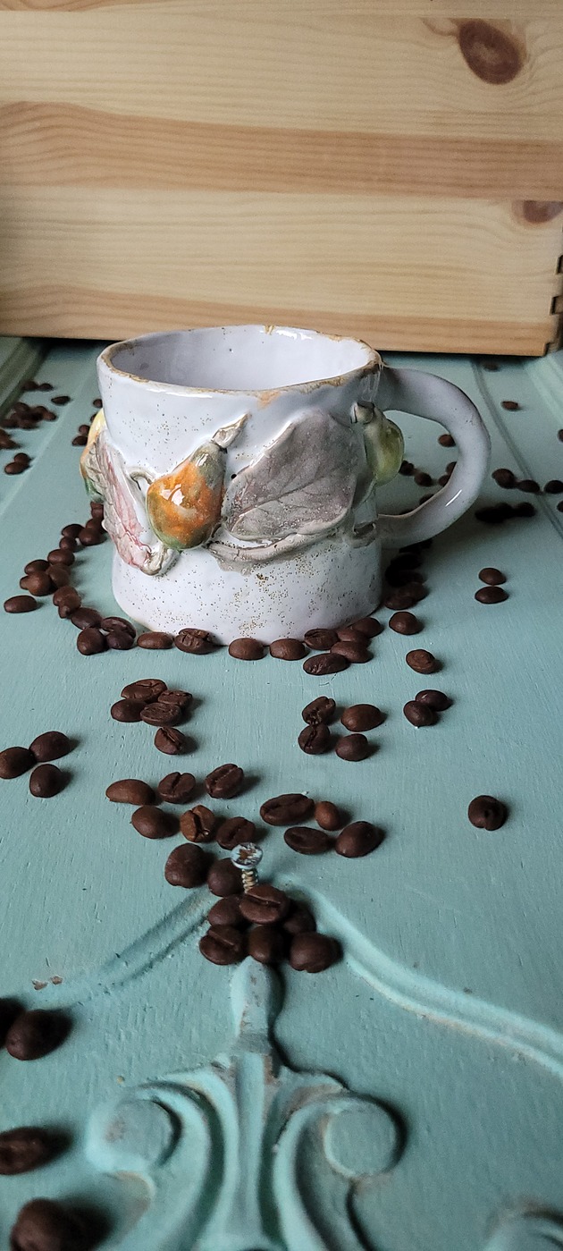 kubki Ceramiczny kubek z motywem gruszki.