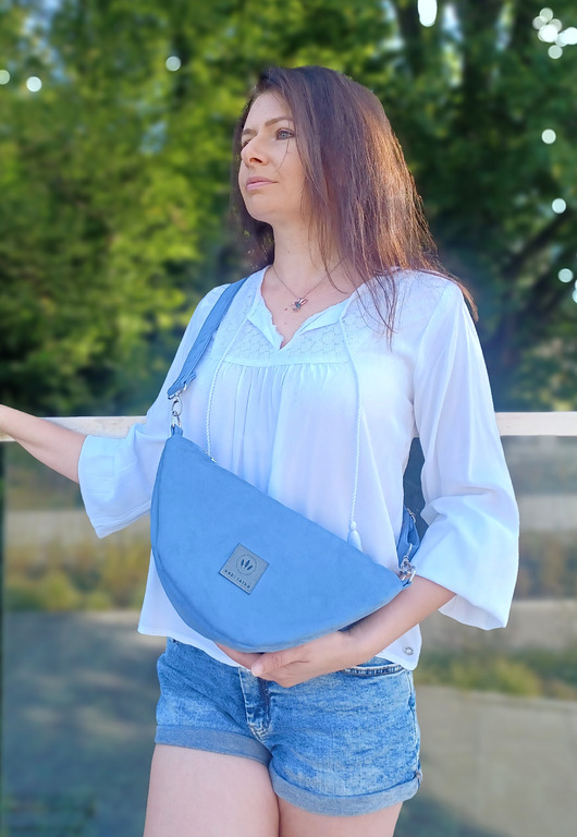 saszetka nerka Banana zamszowa torebko nerka Błękitna