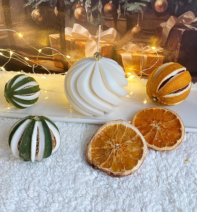 świeczniki i świece Świeca ekologiczna sojowa dekoracyjna "Christmas Bauble " 83x70mm