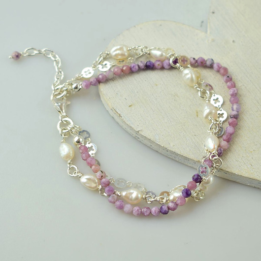 bransoletki z kamieni naturalnych Czaroit z perłami - delikatna bransoletka