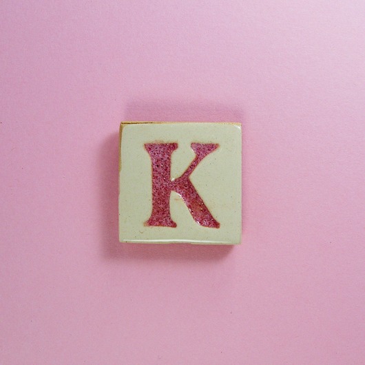 magnesy Ceramiczny magnes, różowa literka K