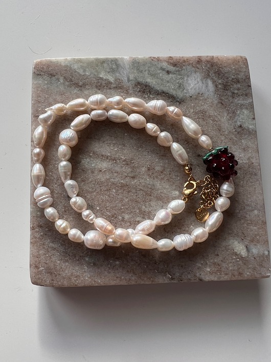 chokery Naturalne nieregularne perły i szklana malinką