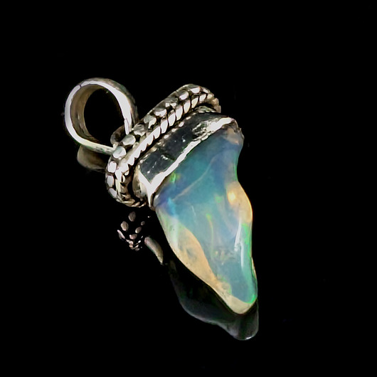 wisiory Z asymetrycznym opalem