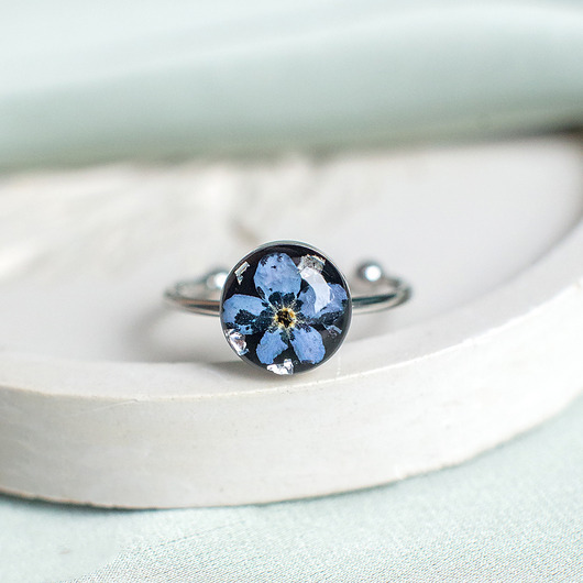 pierścionek z żywicy Pierścionek z niezapominajkami