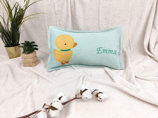 poduszki do pokoju dziecka Personalizowany prezent dla dziecka - imienna poduszka z kaczuszką