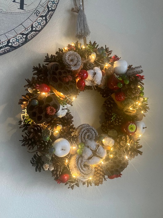 wianki bożonarodzeniowe Świąteczny wianek z szyszek