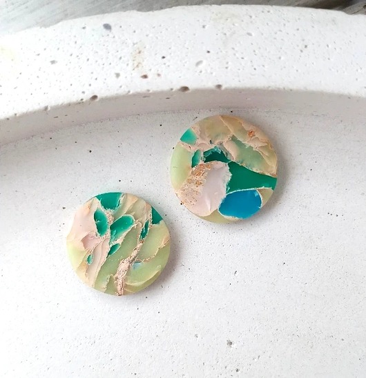 Kolczyki kolorowe pastylki Emerald Hellaclay