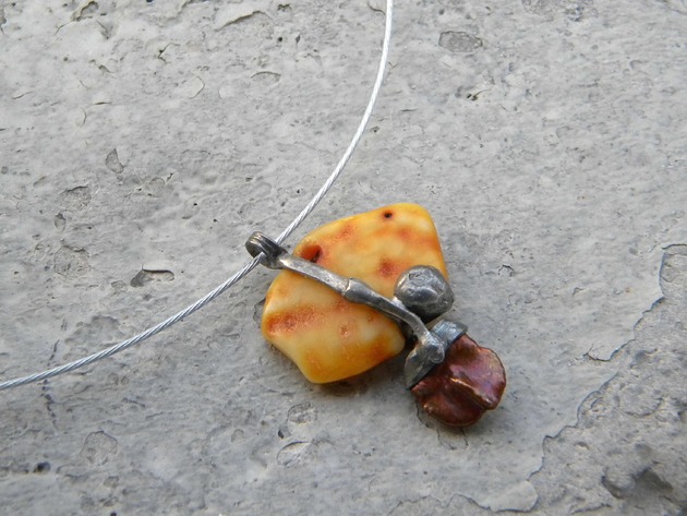 naszyjniki - inne Bursztyn mleczny z perłą - naszyjnik