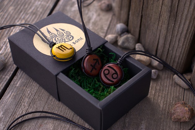 wisiory Naszyjnik znak zodiaku Strzelec - drewniany amulet zodiakalny