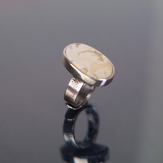 pierścionki srebrne Delikatny pierścionek z mlecznym bursztynem owalnym