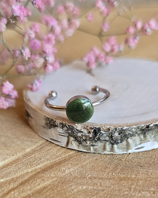 pierścionek z żywicy Pierścionek srebrny zielone oczko zielony minimalistyczny żywica brokatowy