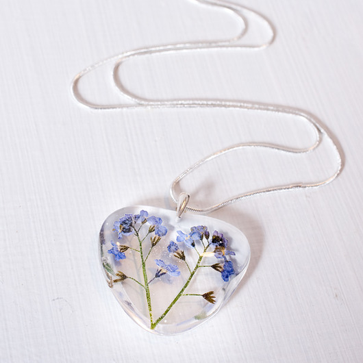 Naszyjnik z niezapominajkami w żywicy - serce So Jewelry