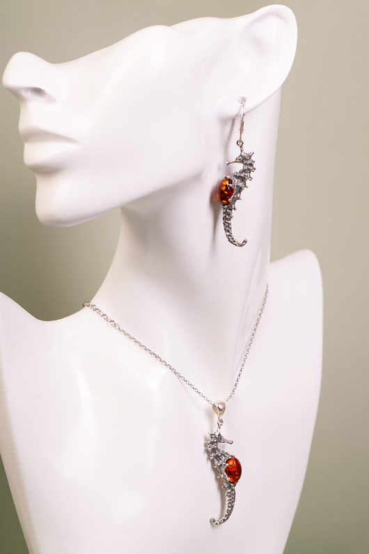 komplet biżuterii Komplet biżuterii srebrnej z bursztynem koniakowym konik morski