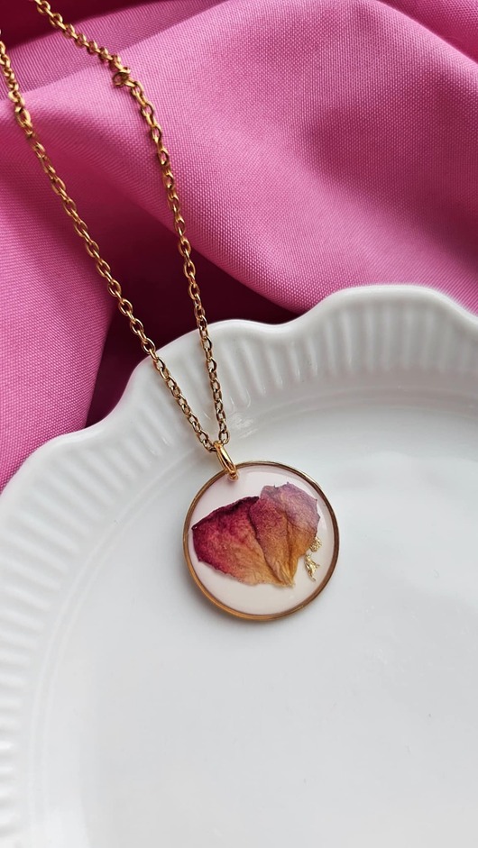 naszyjniki - inne Naszynik z płatkami róży