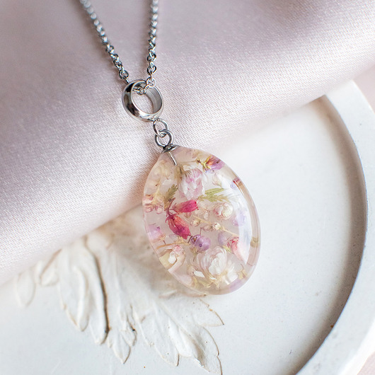 wisiory Wisiorek z kompozycją kwiatową