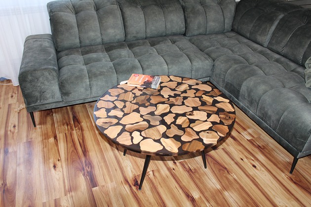 stoliki kawowe Stolik kawowy z drewna orzecha i transparentnej żywicy epoksydowej