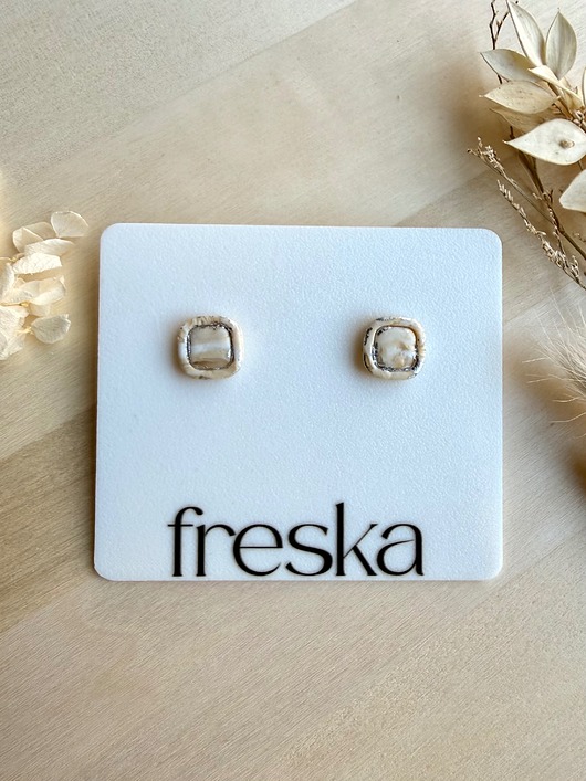 kolczyki z masy plastycznej Kolczyki Kwadraty z Ramką piaskowe ze srebrnym twistem