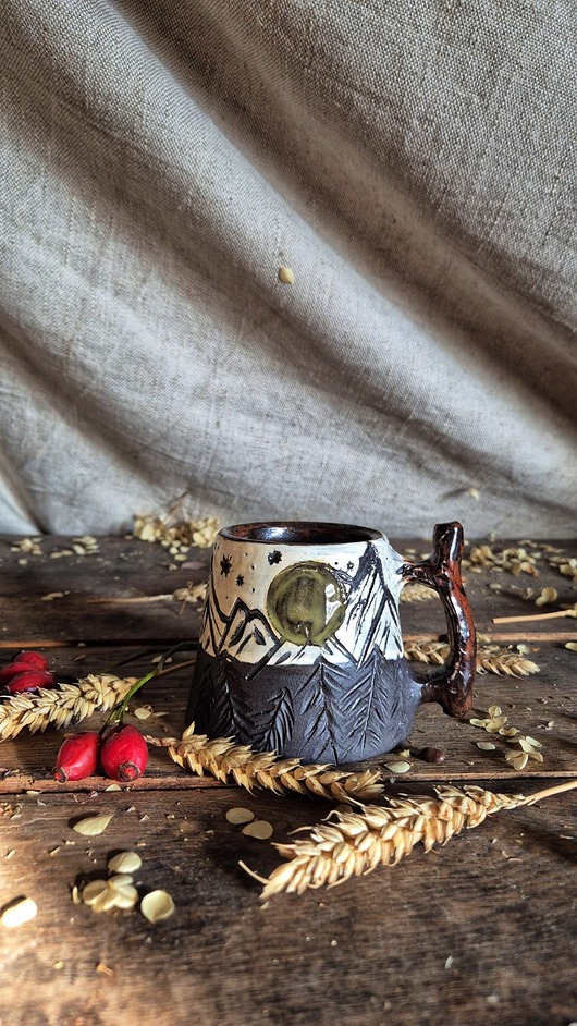 kubki Kubek górski, czarno biały kubek góry, słońce, gwiazdy, podróżnik