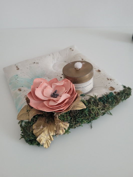 świeczniki i świece Quki - Handmade Concrete pillow for tealight with Peony in real moss