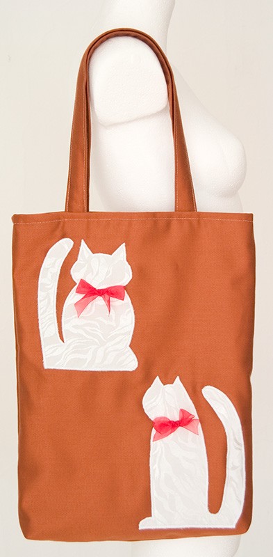 Two white cats torby katta