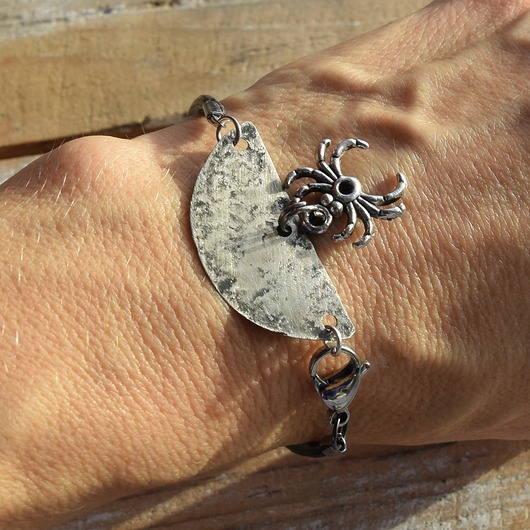 bransoletki - inne Bransoletka z rzemienia i kutej, oksydowanej alpaki /1/