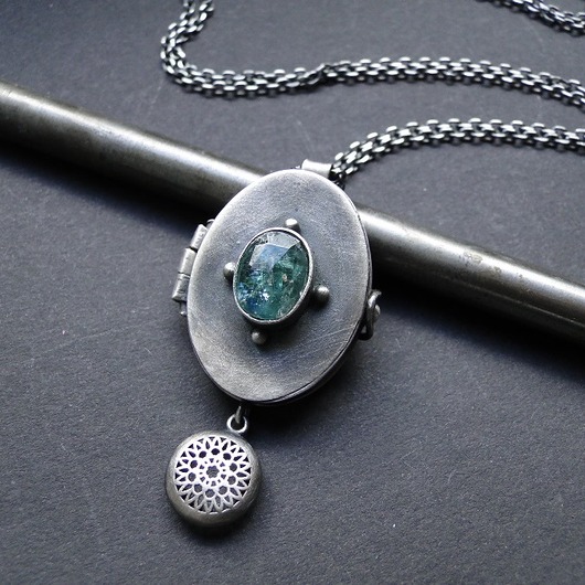 wisiory Sekretnik z kianitem