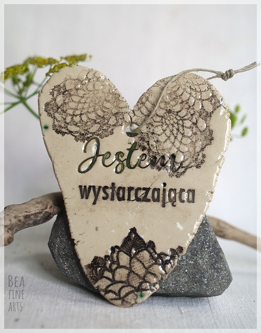 Ozdoby na ścianę Jestem wystarczająca - serce ceramiczne z afirmacją