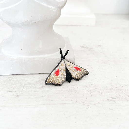 broszki Broszka ĆMA 22 ręcznie haftowana przypinka owady motyle