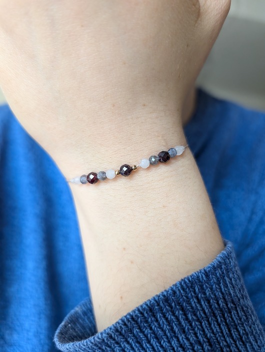 bransoletki z kamieni naturalnych Elegancka bransoletka na nici granat, kianit, księżycowy kamień