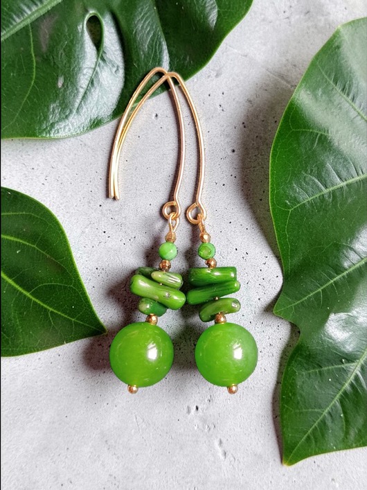 kolczyki z kamieniami Kolczyki : soczysta zieleń : długie : 65mm : jadeit, koral, masa perłowa