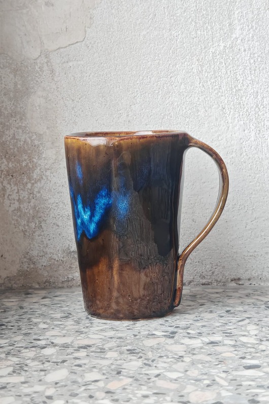 kubki Wysoki kubek z niebieską poświatą