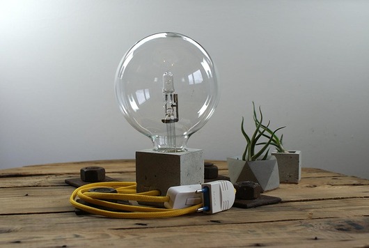 betonowa lampa biurkowa cube6 wilk concept