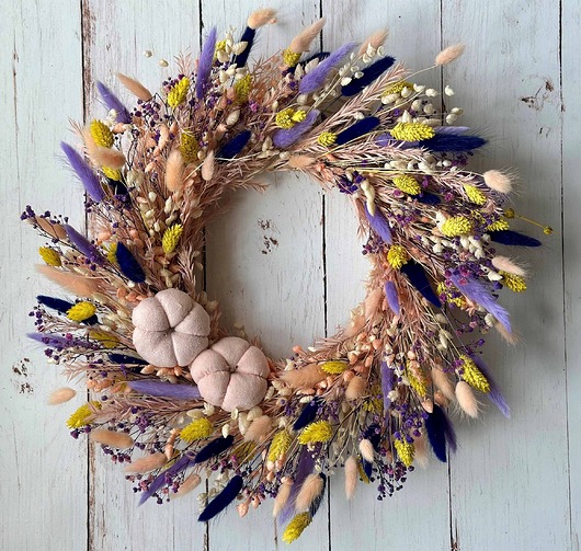 wianki Jesienny wianek z suszonych roślin z materiałowymi dyniami