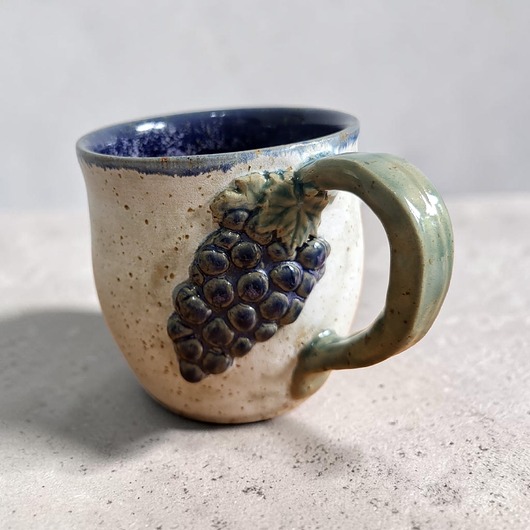 kubki Duży ceramiczny kubek z winogronkiem