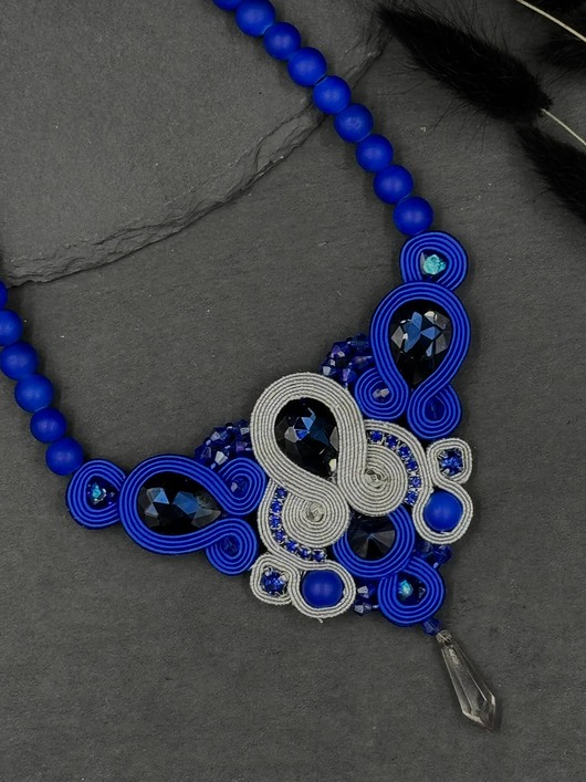 kolie Granatowo-srebrny naszyjnik sutasz z kryształami 