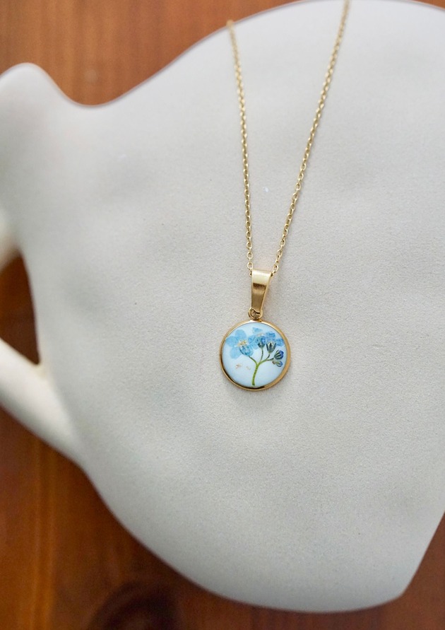 srebrne naszyjniki Naszyjnik z niezapominajkami na białym tle