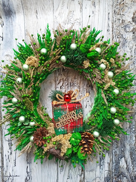 wianki Świąteczny wieniec w zieleni, wianek z prezentem, #S1, 45 cm