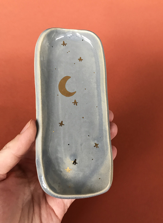 Ceramiczny wąski talerzyk z księżycem szary ELEMTHEBRAND