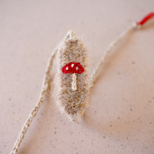 bransoletki - inne Bransoletka tkana i haftowana ręcznie - muchomorek