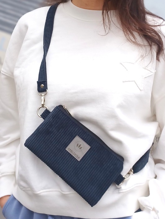 saszetka nerka Sztruksowa saszetka na telefon Czarna drobny prążek