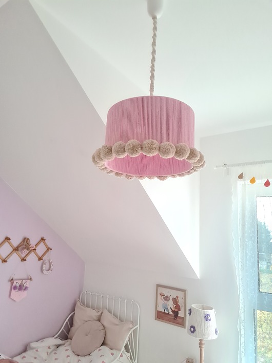 lampy do pokoju dziecka Różowa lampa sufitowa boho z beżowymi pomponami